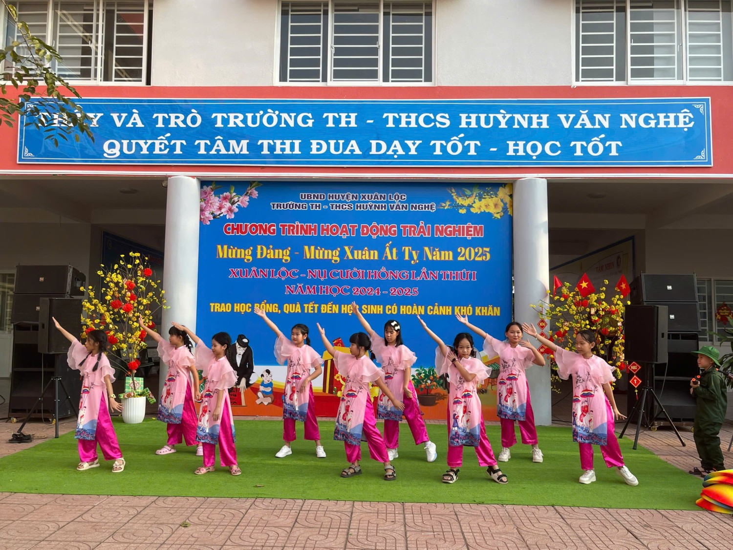 Chương trình "Xuân Lộc - Nụ cười hồng" lần thứ I năm học 2024 - 2025