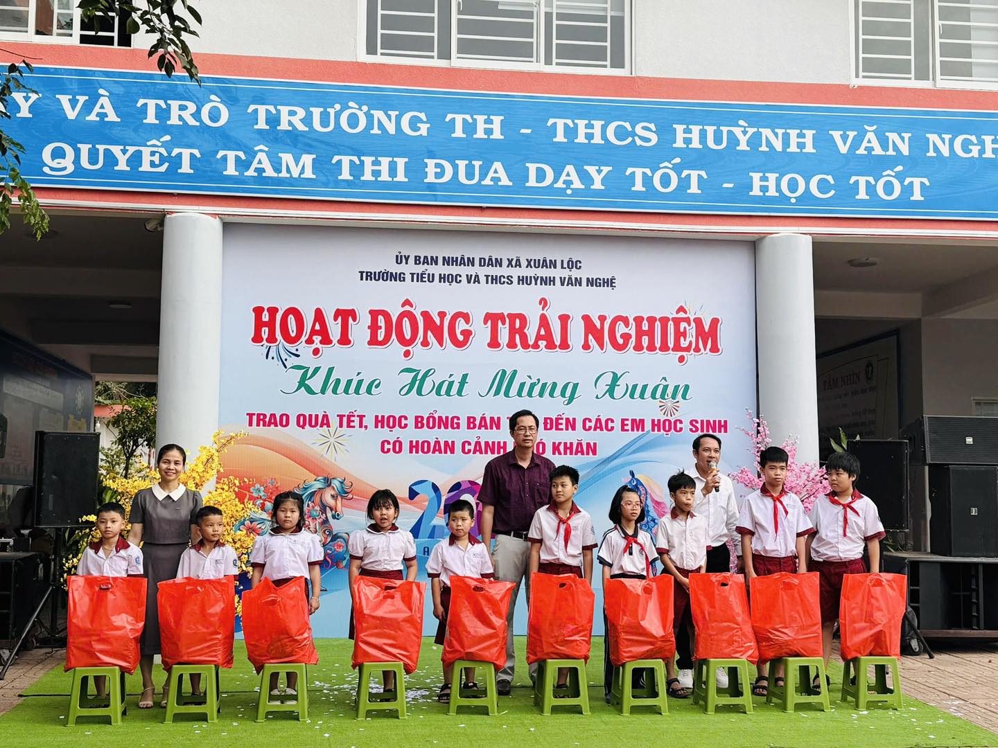Trường TH-THCS Huỳnh Văn Nghệ tổ chức Hoạt động trải nghiệm "Khúc hát mừng xuân Bính Ngọ 2026" và trao quà tết, học bổng bán trú đến các em học sinh có hoàn cảnh khó khăn.