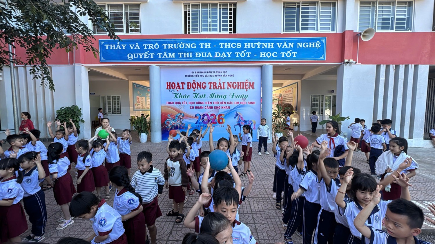 Chuỗi hoạt động trải nghiệm vui xuân đón tết của các em học sinh Trường TH-THCS Huỳnh Văn Nghệ