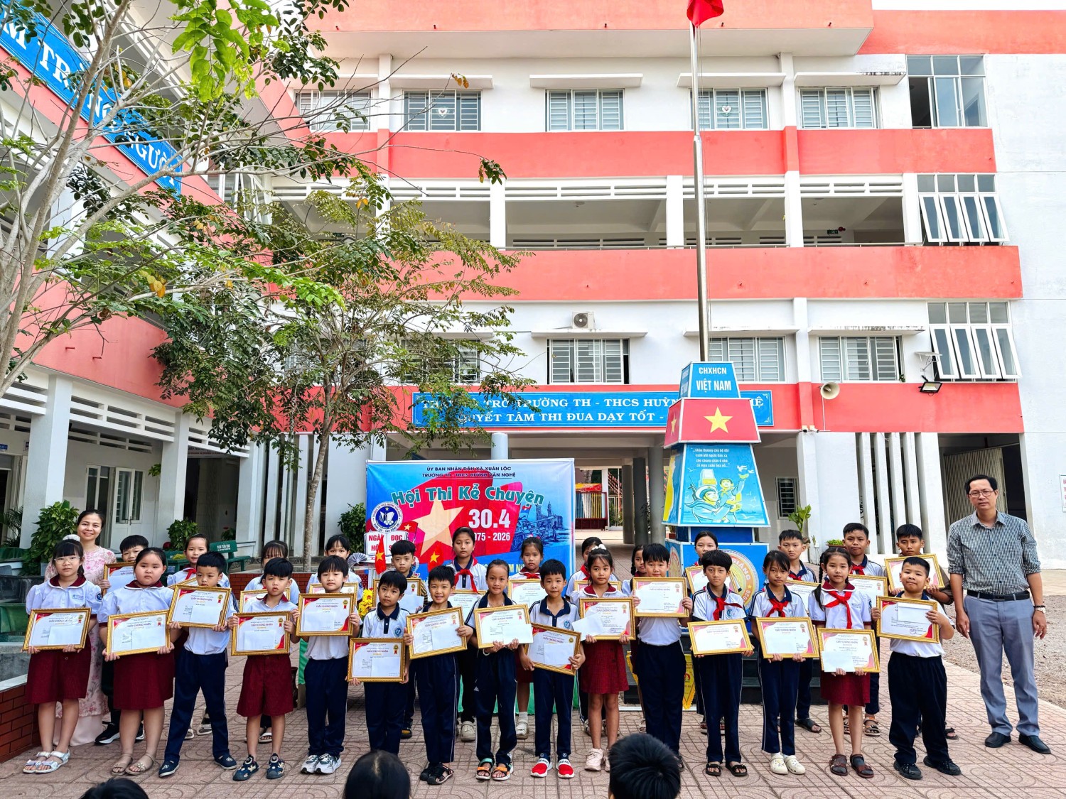 Buổi sinh hoạt dưới cờ tuần 31 năm học 2025-2026 tại Trường TH-THCS Huỳnh Văn Nghệ